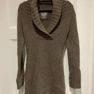 ❄️ TNA Aritzia Sweater